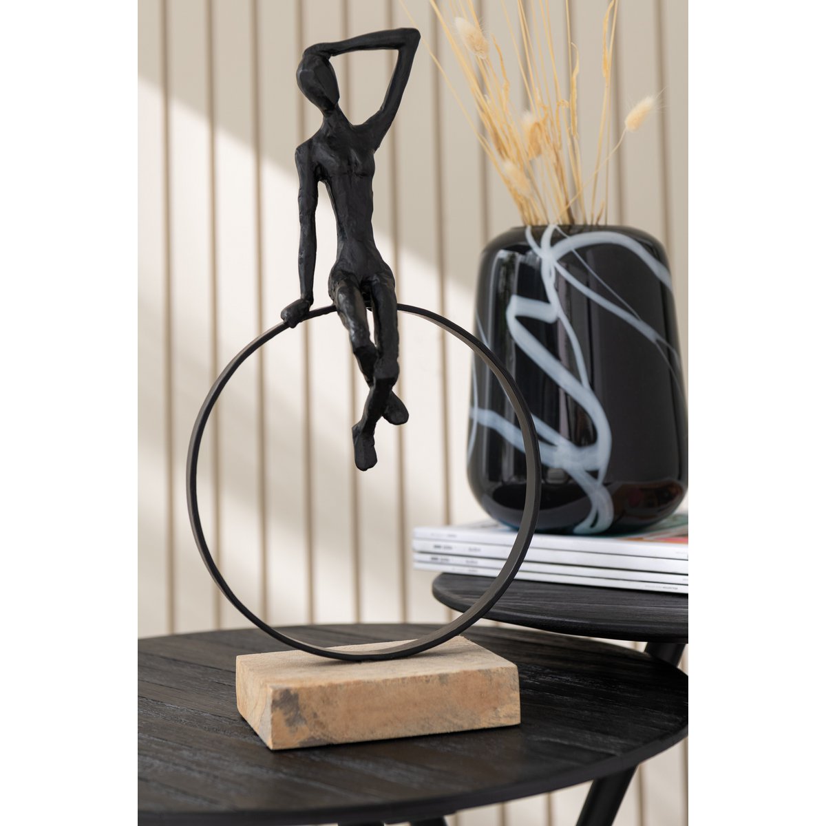 J-Line Vrouw Op Ring Voet Resin/Ijzer Zwart