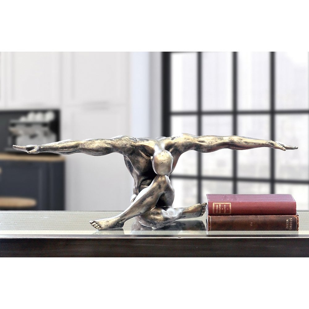 Polyfiguur "Cliffhanger" Goudkleurig