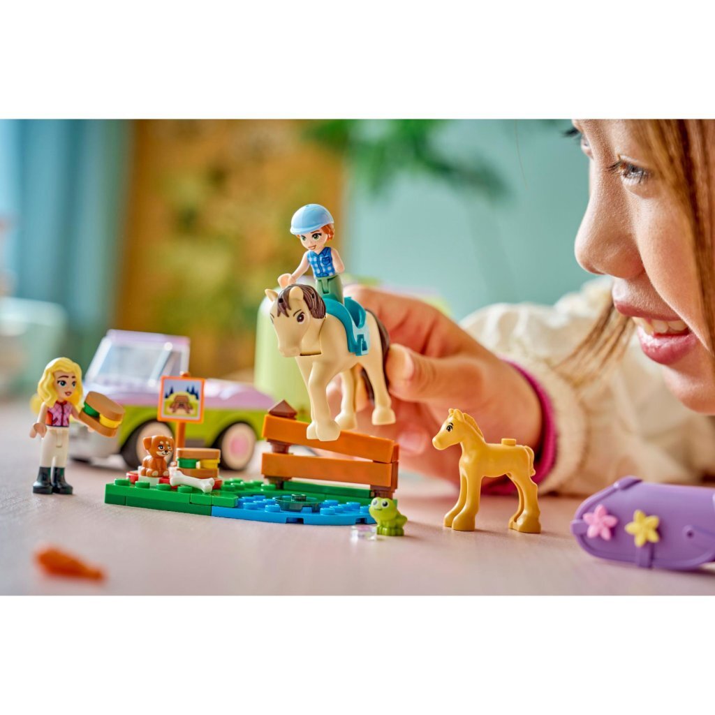 Lego Friends 42695 Trailer met Paard en Veulen