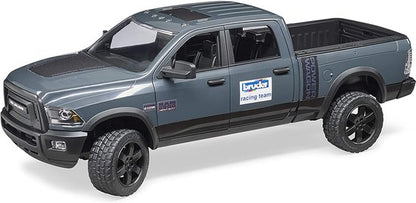Bruder 02504 RAM Power Wagon en Roadster Bruder Racing Team + Figuur 1:16